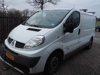 damaged passenger cars Renault Trafic 2.0 dci Automaaat 2012/8
