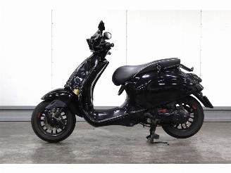 Vaurioauto  scooters Vespa  Sprint BROM schade 2016