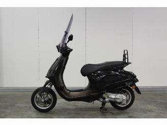 Vaurioauto  scooters Vespa  Primavera 4T. BROM 2015