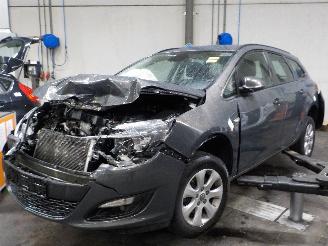 damaged campers Opel Astra Astra J Sports Tourer (PD8/PE8/PF8) Combi 1.6 CDTI 16V (B16DTL(Euro 6)=
) [81kW]  (02-2014/10-2015) 2015