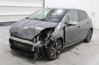 damaged passenger cars Peugeot 208  2019/4