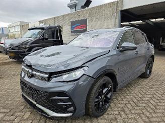 Unfallwagen Volkswagen Tiguan Tiguan R-Line 1.5eTSI ProMax-Navi Head-Up Keyless IQ-Light 360View Massage Sfeerverl. Acc Lane-Assist Trekhaak 110KW / 150PK 2024/3