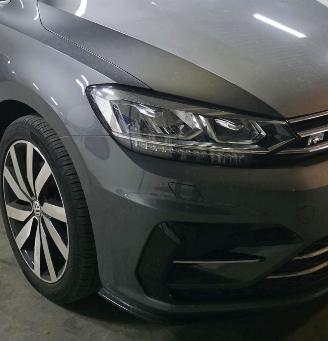 škoda osobní automobily Volkswagen Touran R-LINE 1.5TSI DSG PANO 7-Zits Led Alcantara Keyless Camera Navi Acc 110KW/150PK 2020/5