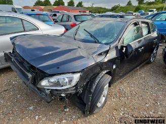 Coche siniestrado Volvo V-60 V60 I (FW/GW), Combi, 2010 / 2018 2.0 D3 20V 2013/9