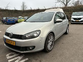 krockskadad bil auto Volkswagen Golf 2.0 TDI Highline 2010/1
