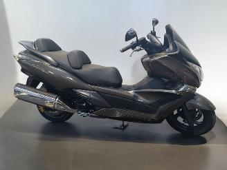 skadebil bromfiets Honda  SWT 2011/7