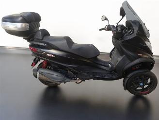 krockskadad bil bromfiets Piaggio  MP3 2020/12