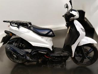 krockskadad bil bromfiets Peugeot  TWEET 2023/6