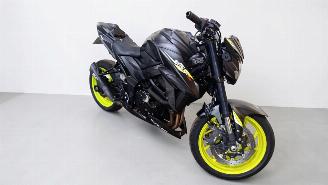 krockskadad bil motor Suzuki GSX 750 S 2020/7