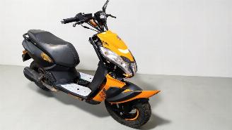 Schade scooter Peugeot  STREET ZONE 2023/3