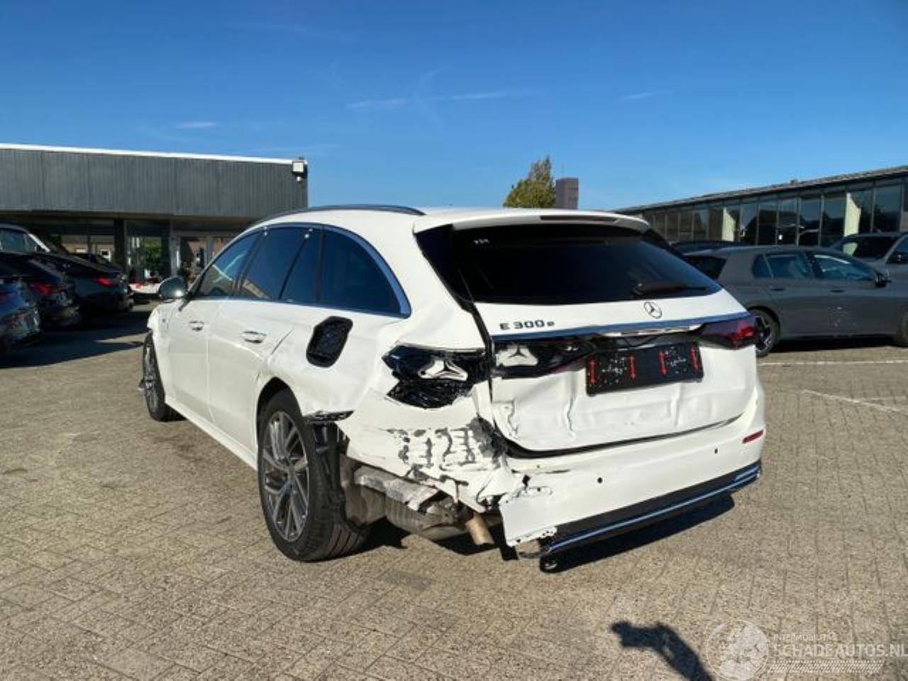 Mercedes E-klasse 300 T Avantgard * KAM - AHK - NAV *