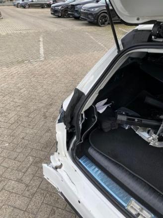 Mercedes E-klasse 300 T Avantgard * KAM - AHK - NAV * picture 16