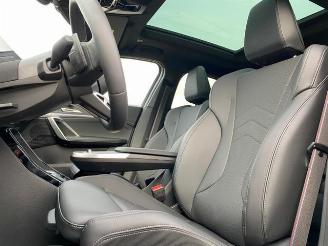 BMW iX2 eDrive20 M Sport *PANO - AHK - KAM - NAVI* picture 16