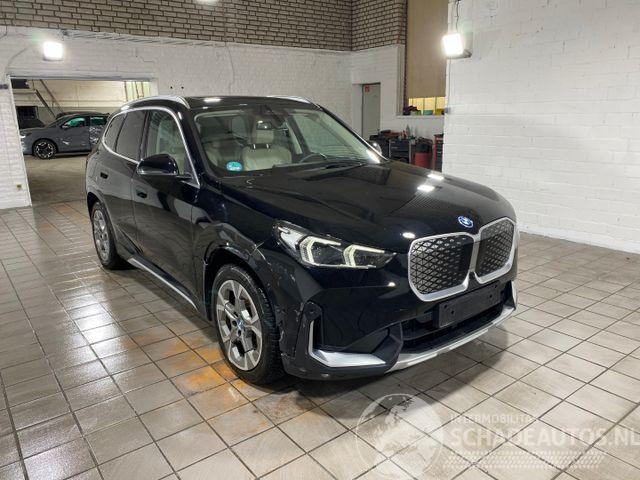 BMW iX1 xDrive30 X Line PANO/HUD/AHK/360/H&K/NAVI