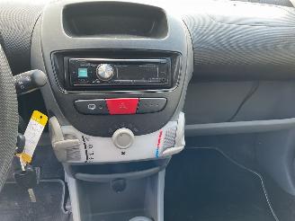 Peugeot 107 5deurs benzine picture 11