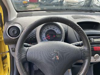 Peugeot 107 5deurs benzine picture 12