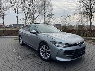 krockskadad bil auto Volkswagen Passat Passat Variant 2.0 TDI 110 kW PANO Massage HUD 2025 VOL! 2025/2