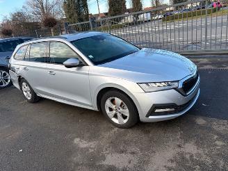 krockskadad bil auto Skoda Octavia AUTOMAAT 2021/2