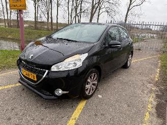 Auto incidentate Peugeot 208 1.2 e-VTi Envy Automaat 2014/3