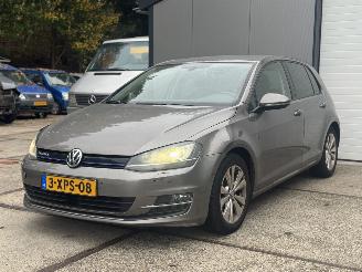 damaged passenger cars Volkswagen Golf 1.6 TDI Edition Bluetmotion! Rijdbaar NAP 2014/1