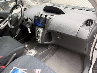 Toyota Yaris 1.3 semi-automaat, rijdbare schade picture 18