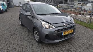 damaged passenger cars Hyundai I-10 1.0i Comfort deluxe 17000 km mooie auto! 2018/1