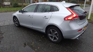 Volvo V-40 v-40 D2 2.0 diesel R-design 80.000 km Nieuwe auto!!!! Supermooi! picture 4
