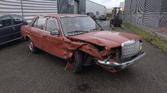 Auto incidentate Mercedes 200-280 diesel 200 d loopt super!! 1983/1