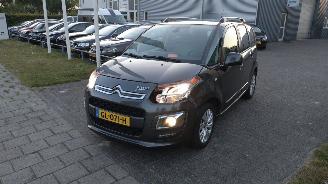Citroën C3 picasso 1.2 Exclusive Mooie auto Lichte schade picture 3