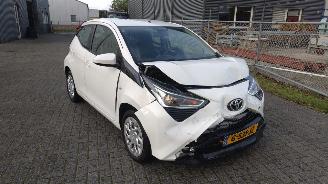 Coche accidentado Toyota Aygo 1.0 Automaat 29000 km Mooie nette auto Schroefschade 2019/1