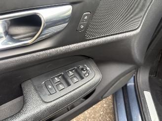 Volvo V-60 2.0 B4 Momentum Business AUTOMAAT MET ELEKTRICITEIT-MOTOR picture 16