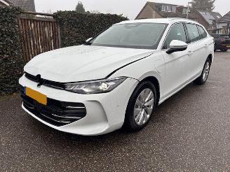 Voiture accidenté Volkswagen Passat NIEUW MODEL 1.5 eHybrid SPORT AUTOMAAT 225 PK 2024/12