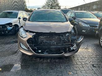 damaged passenger cars Hyundai I-30 1.6 GDI Blue 16V Hatchback  Benzine 1.591cc 99kW (135pk) FWD 2011-12/2016-12 (GDHB5P5; GDHB5P6; GDHB5PD; GDHB5PE) G4FD; EURO4 2012/3