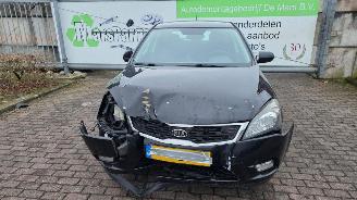 krockskadad bil auto Kia Cee d 1.4 CVVT 16V Hatchback 4Dr Benzine 1.396cc 66kW (90pk) FWD 2009-09/2012-12 (EDB5PB; EDB5PD; EDB5PE) G4FA5 2011/7