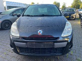Unfallwagen Renault Clio 1.2 16V 65 Hatchback  Benzine 1.149cc 48kW (65pk) 2010/1