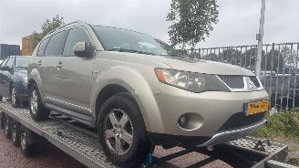 Unfallwagen Mitsubishi Outlander 2.4 16V Mivec 4x2 SUV  Benzine 2.360cc 125kW (170pk) 2010/1