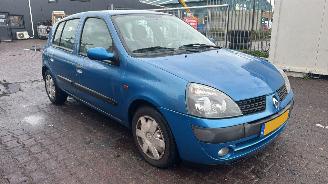 damaged passenger cars Renault Clio  2002/1