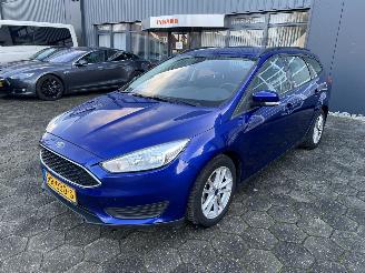 uszkodzony samochody osobowe Ford Focus Wagon 1.0 Trend Edition 2015/12