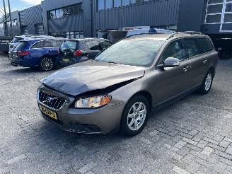 krockskadad bil auto Volvo V-70 2.0 Momentum 2008/9