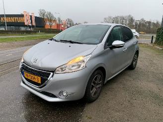 Voiture accidenté Peugeot 208 1.2 Vti 12V PureTech 82 Hatchback  Benzine 1.199cc 60kW (82pk) FWD 2012-03/2019-12 (CAHMZ; CCHMZ) EB2F; HMZ 2013/3