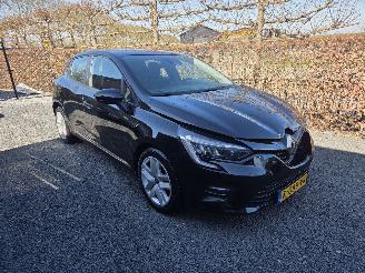 Damaged car Renault Clio  2021/3