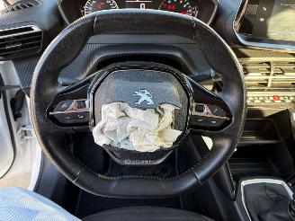 Peugeot 208  picture 14