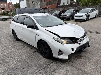 uszkodzony samochody osobowe Toyota Auris 1.8i - 16V HYBRID 2013/10