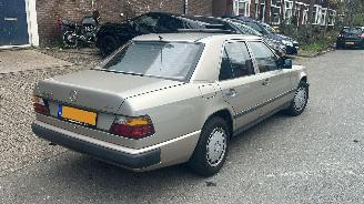 Schadeauto Mercedes 200-280 230E Automaat 1986/1