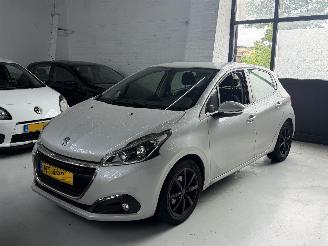 Damaged car Peugeot 208 1.2 benzine led/navi 2017/4