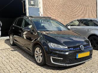 krockskadad bil auto Volkswagen Golf 7 GTE PANO/AUTOMAAT 2025/7