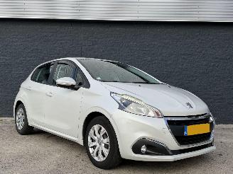 Damaged car Peugeot 208 1.2 benzine FACELIFT 2025/11