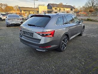 uszkodzony samochody osobowe Skoda Superb Hybride 160 kW L&K 2023/11