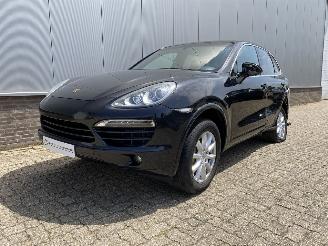 Damaged car Porsche Cayenne 3.0 D Panoramadak , Bose , Navi , Camera , Luchtvering 2012/3