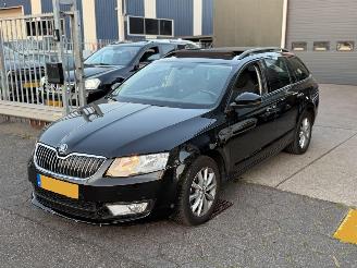 skadebil auto Skoda Octavia 1.6TDI Greentech Pano DSG 2016/4